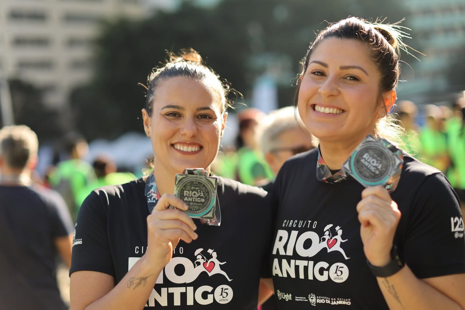 Atletas posando para foto na chegada da Etapa Cinelândia