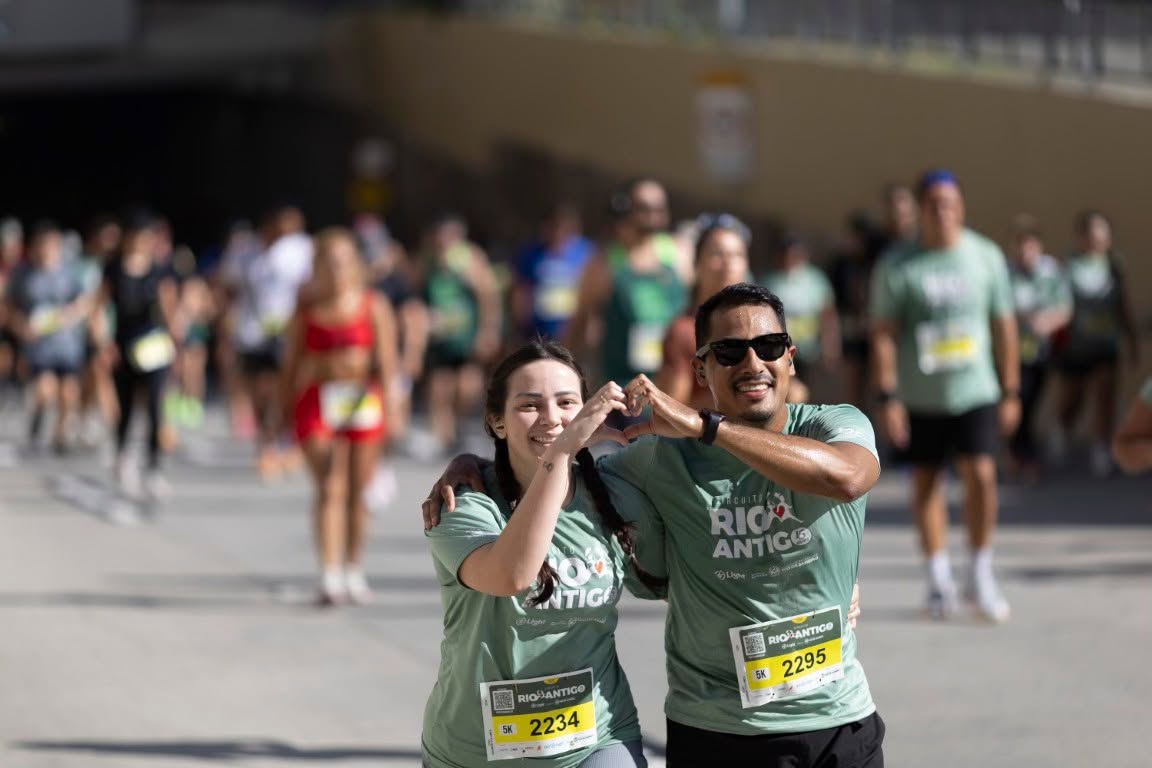 Casal fazendo coração com as mãos após a corrida